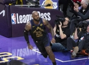 天博体育-字母哥连续三场比赛得分超过突破纪录，曼联挑战极限！的简单介绍