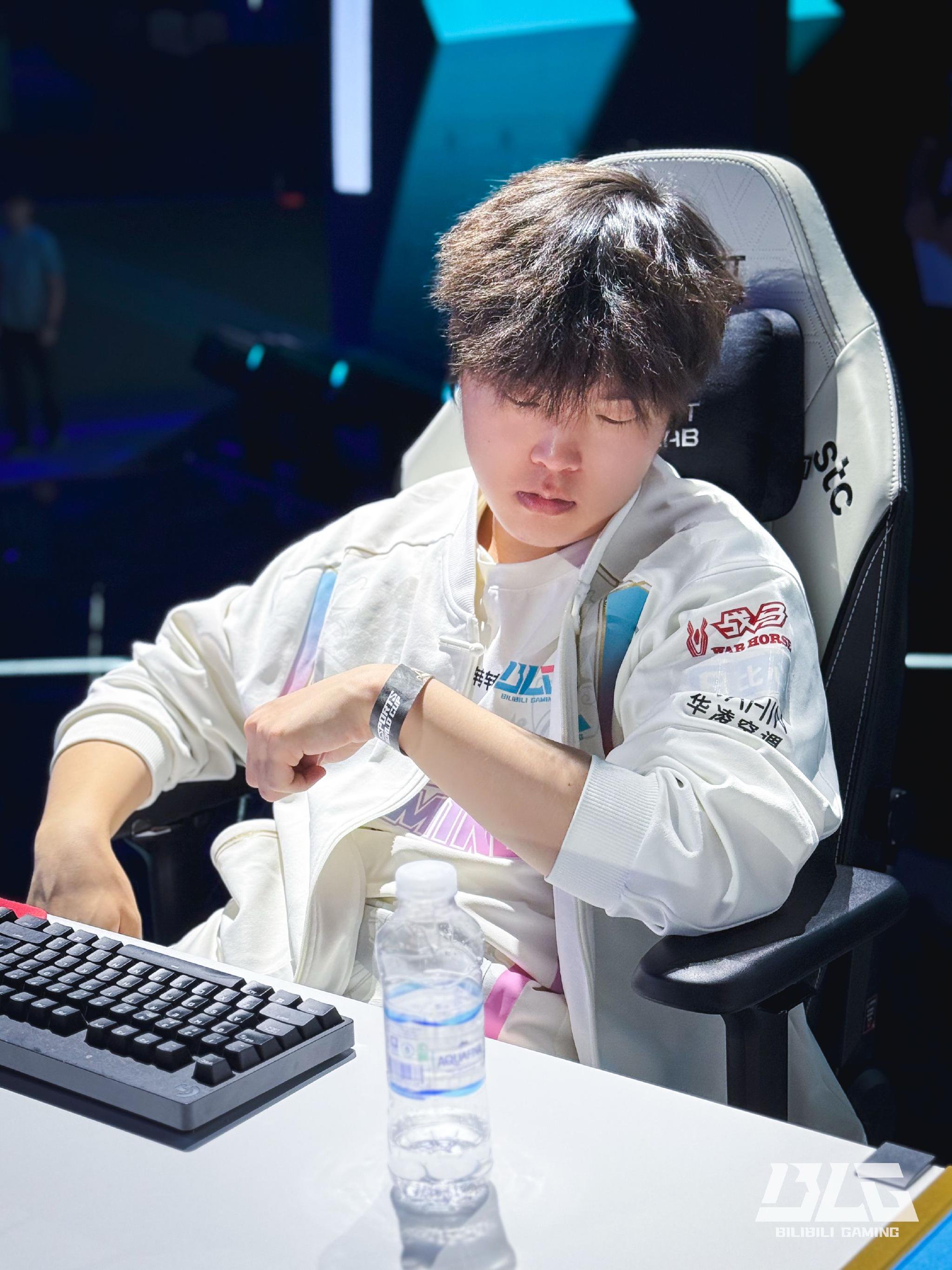 重返赛场首场状态出色,FPX观众沸腾!,Scout重返赛场观众掌声雷动的简单介绍 重返赛场首场状态出色,FPX观众沸腾!,Scout重返赛场观众掌声雷动的简单介绍